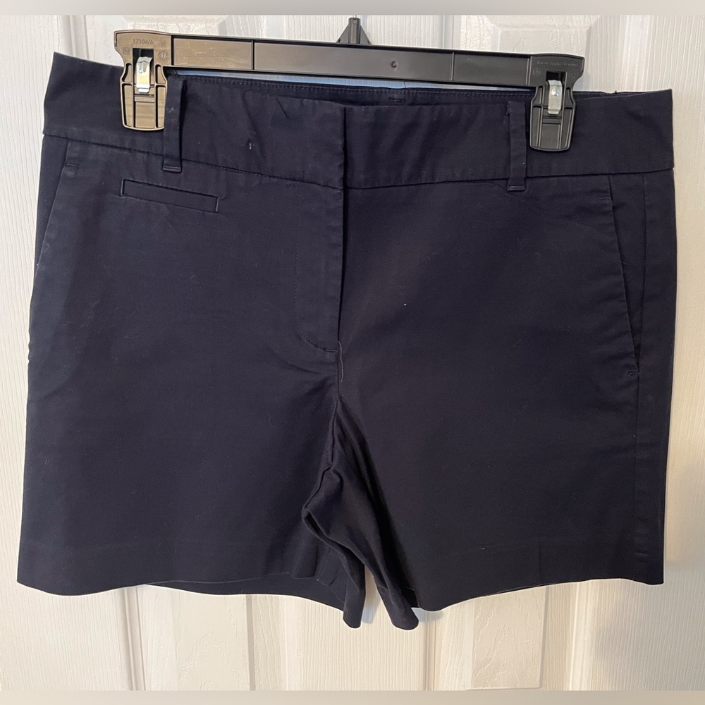 Ann Taylor Metro Short size 6